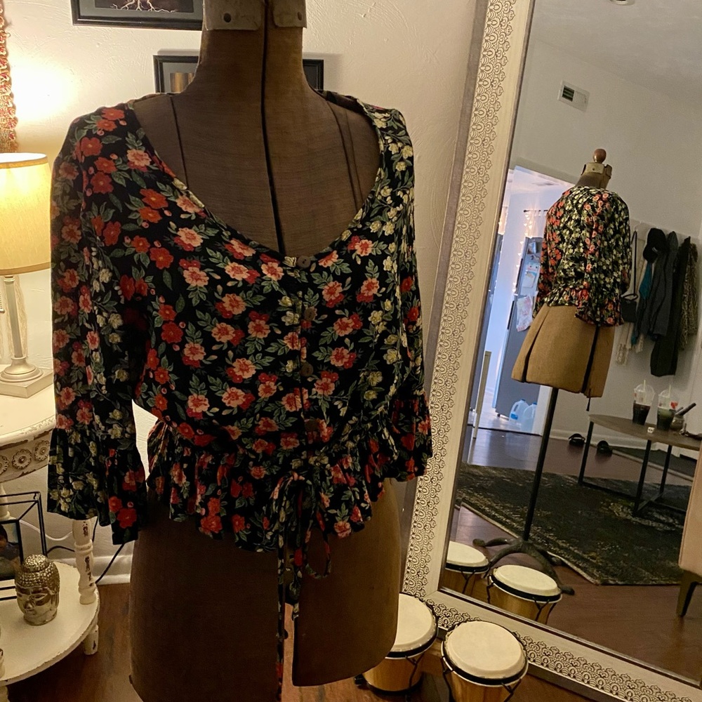 🖤 Patrons of Peace | Floral Top. - Picture 3 of 5